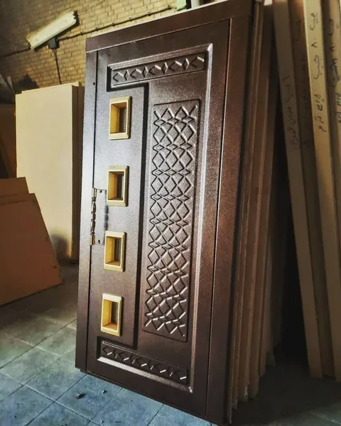 ساخت درب لولایی طرح‌دار در کارگاه
